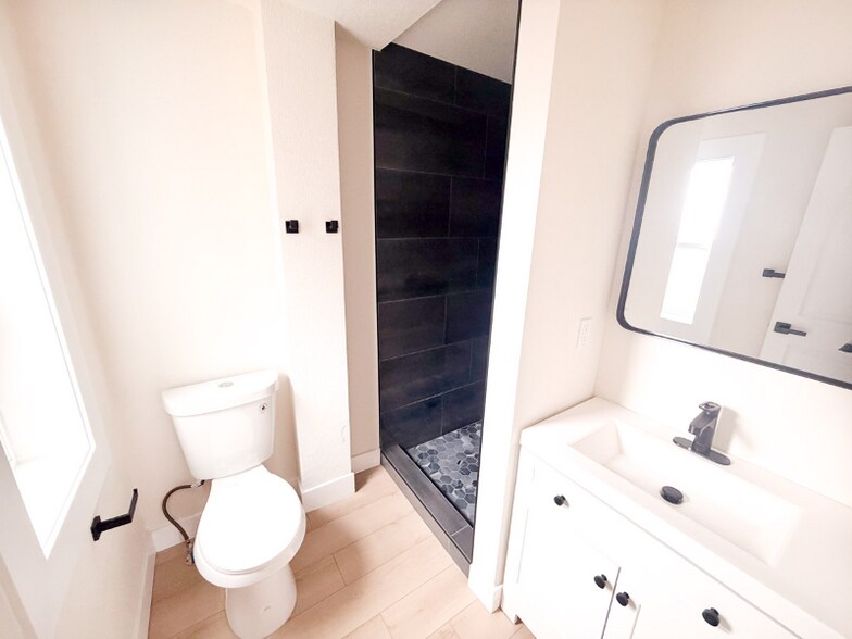 Building Photo - 1112 1/2 11th St