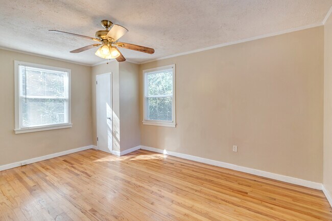 Building Photo - 23 N Parkwood Dr