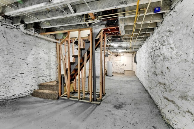 Building Photo - Fully Renovated 3 Bedroom Rowhome- Baltimo...