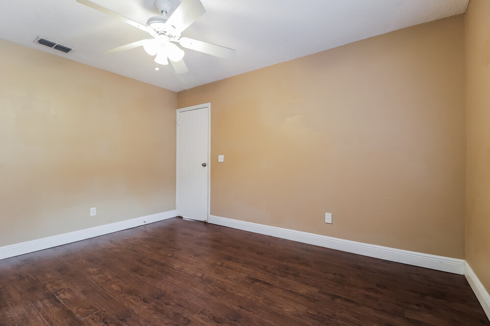 Building Photo - 647 Redwood Dr