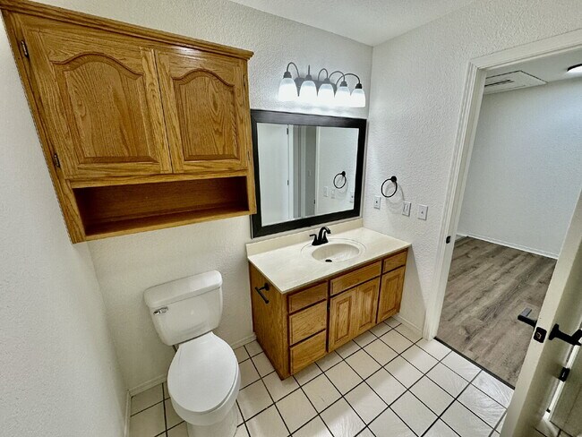 Building Photo - 1242 SW Elm Tree Rd