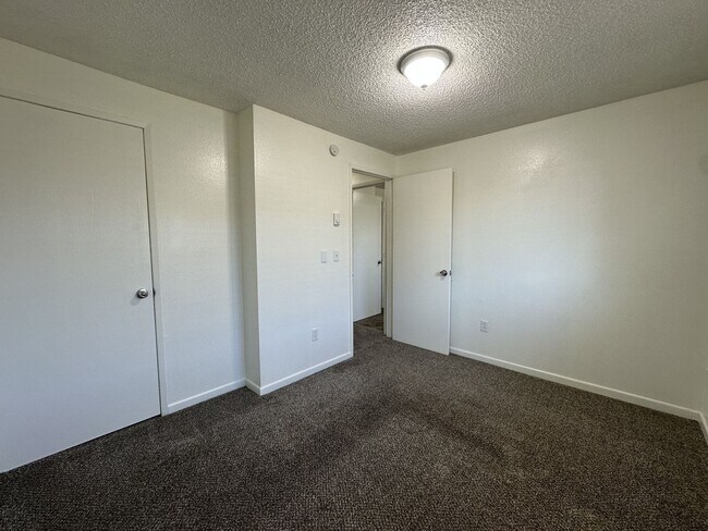 Building Photo - L994