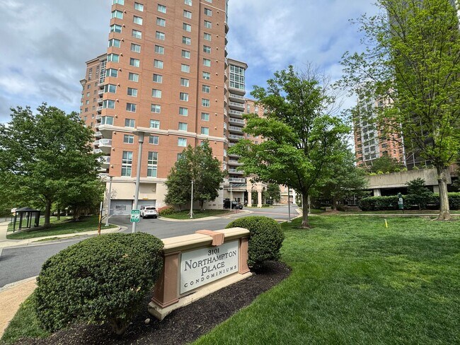 Primary Photo - Bright 1 Bed 1 Bath Condo With Sunroom In ...