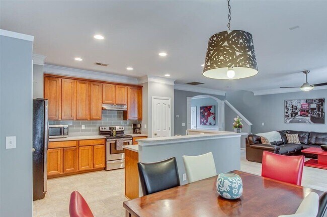 Building Photo - Charming 3 bedroom, 2.5 bath home located in the Lismore Park community.
