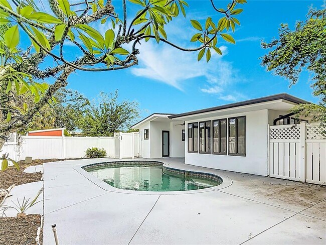 Building Photo - 2472 Tradewinds Dr