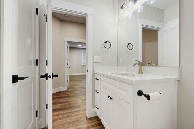 Building Photo - High-End Spacious 4 Bedroom Home in Desirable Highland with Private Backyard and Finished Basement