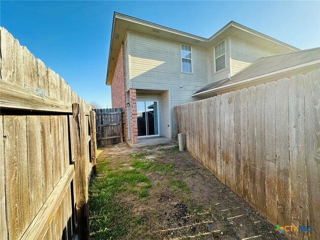 Building Photo - 304 Creek St