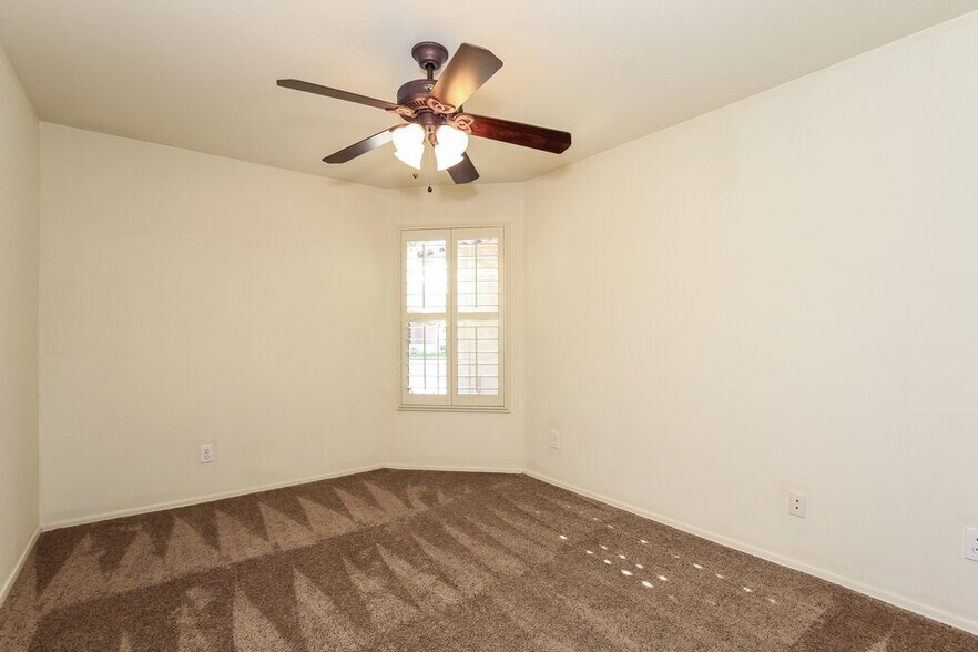 Building Photo - 9960 W Runion Dr