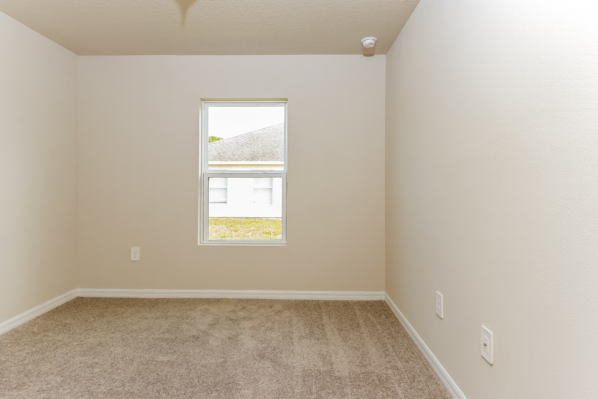 Building Photo - 1831 SE Airoso Blvd