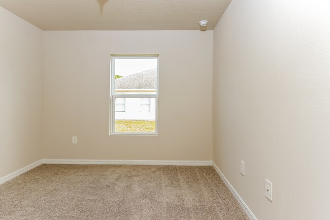 Building Photo - 1831 SE Airoso Blvd