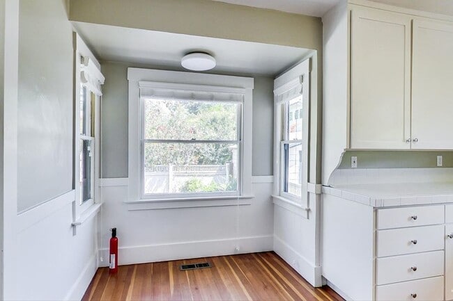 Building Photo - 2 Bedroom, 1 Bath + Office - Downtown Palo...