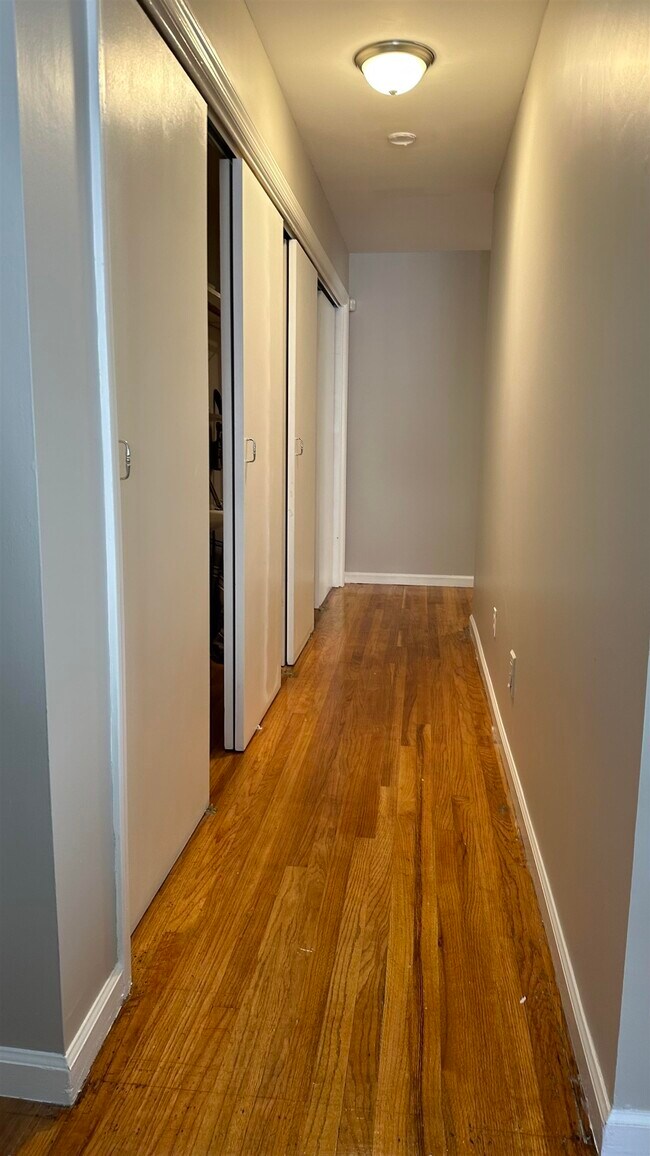 Building Photo - 313 9th St