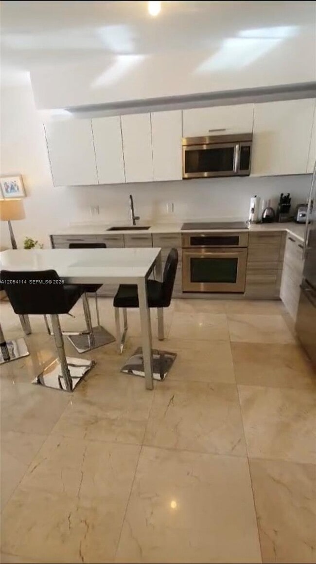 Building Photo - 1300 Brickell Bay Dr
