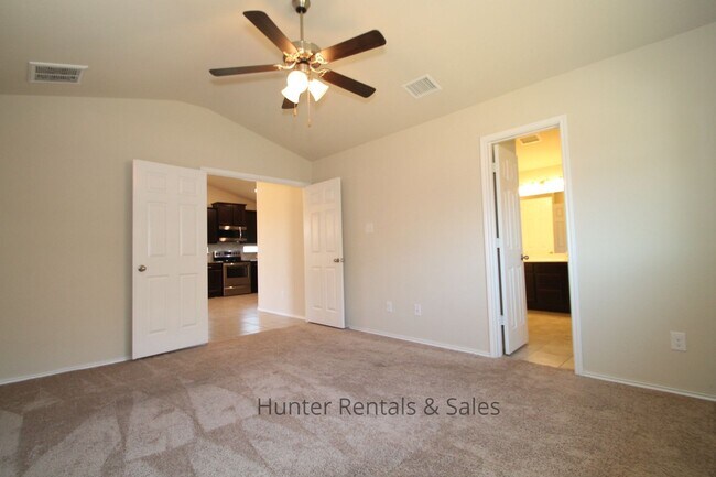 Building Photo - Charming Bungalow Style Home with Modern C...