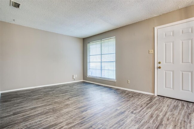 Building Photo - 607 Thrush Ave