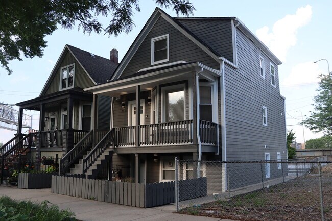 Primary Photo - 3331 N Drake Ave