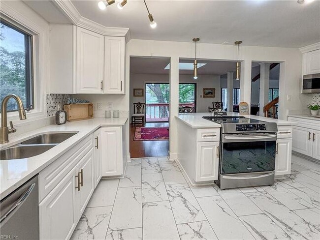 Building Photo - WATERFRONT 5 BEDROOM/4 BATH IN VIRGINIA BEACH! READY FOR RENT!!