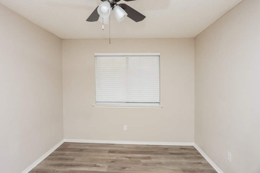 Building Photo - 2413 Claremont Dr