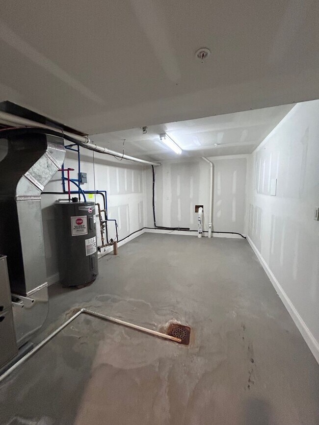 Building Photo - Modern 3-Level North Side Townhome with Garage