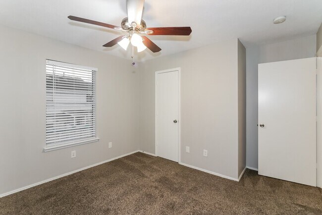 Building Photo - 11811 Sunny Stream Dr