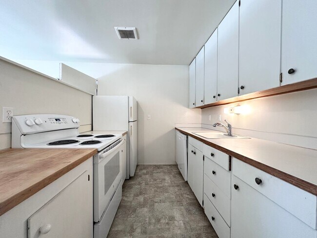 Building Photo - 2 Bed 1 Bath with Back Patio in Montavilla!