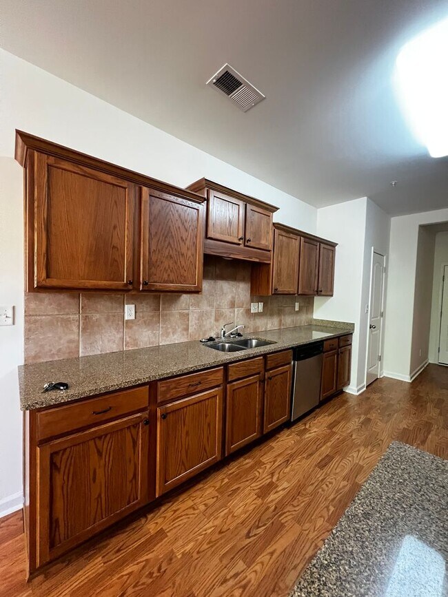 Building Photo - 8816 Glen Cir
