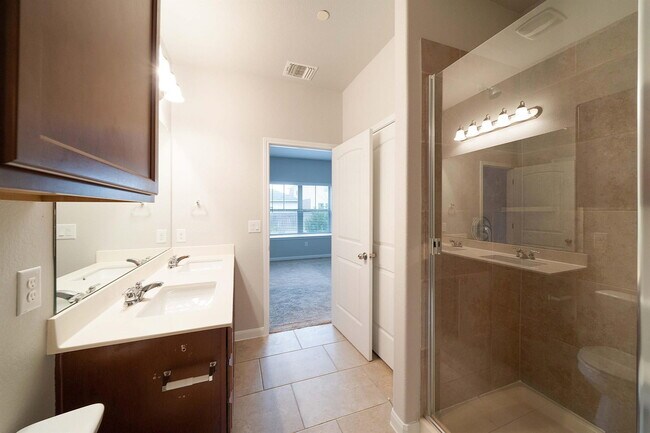 Building Photo - 1620 Bryant Dr