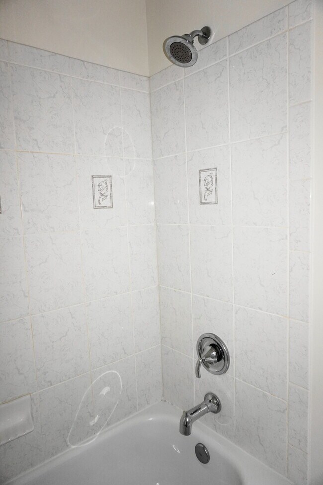 Building Photo - Charming 3Bedroom/3.5Bath Townhome in Ridg...