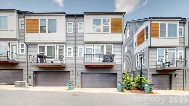 Building Photo - 2115 Isom St