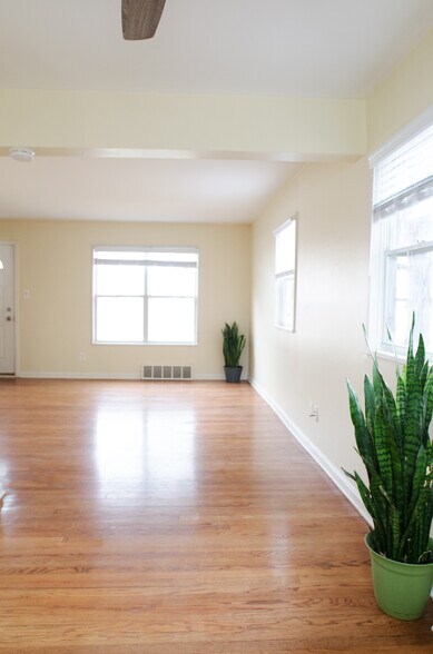 Living Room - 3332 Coolidge Hwy