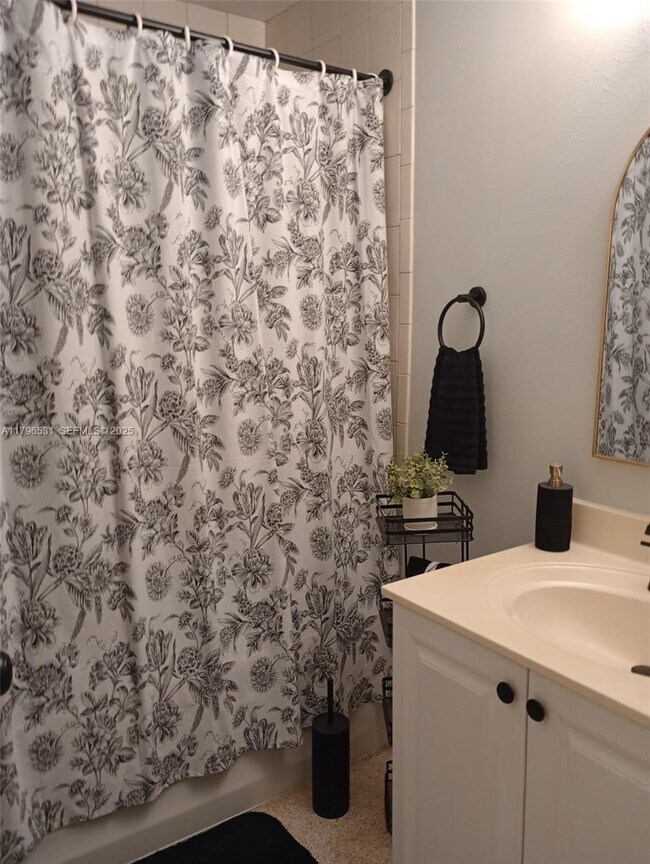 Building Photo - 368 Tihami Rd