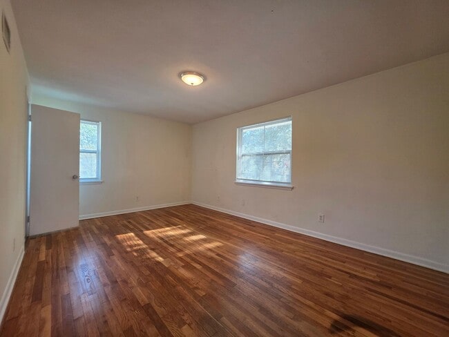 Building Photo - Bull St