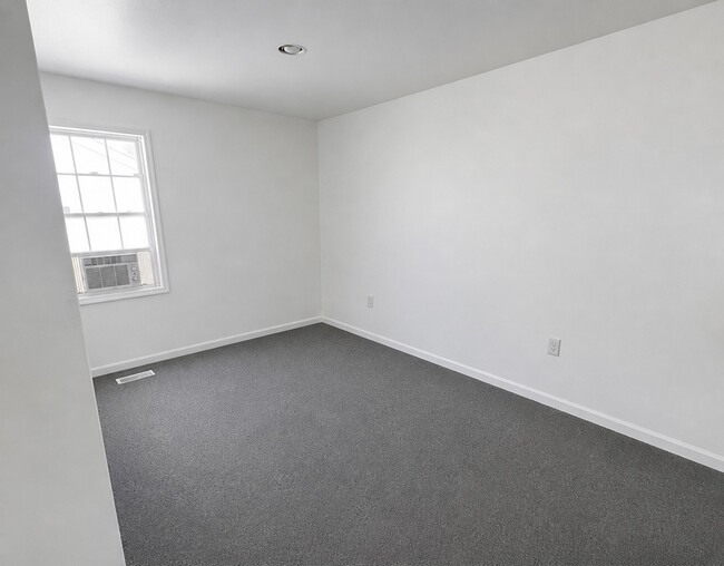 Building Photo - 5870 Villa Ave