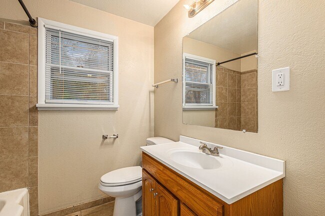 Building Photo - Cheyenne Canyon / 3 bedroom, 2 car garge, ...