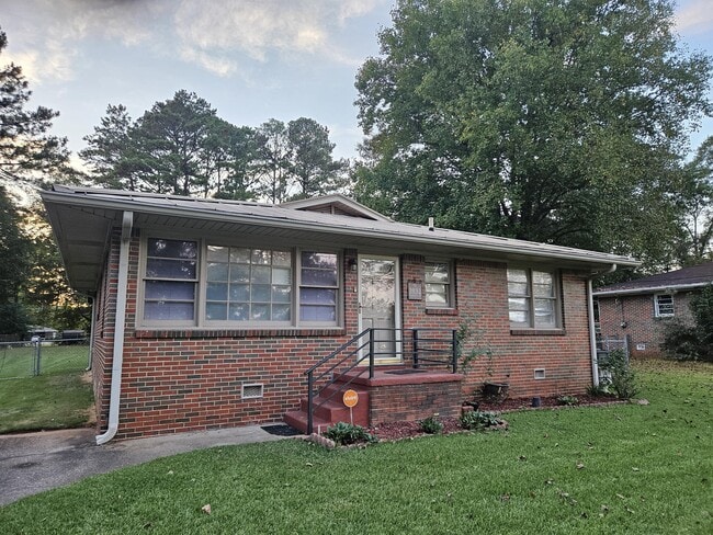 Building Photo - 2832 Clyburne St