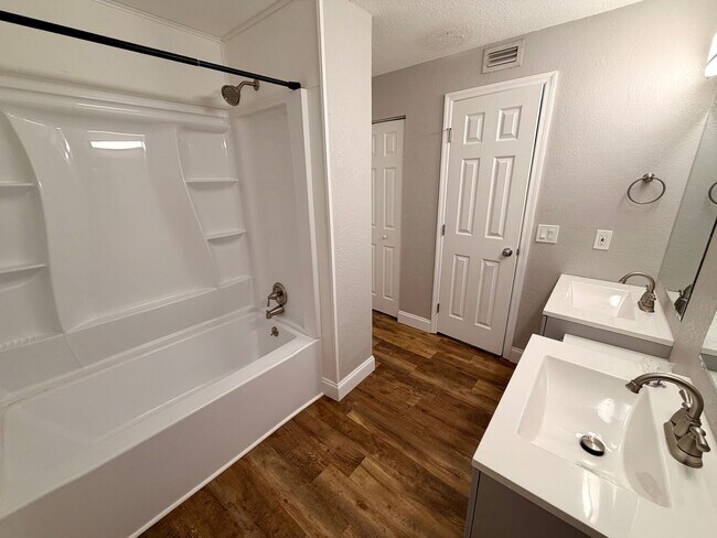 Building Photo - $1600-$2000 P.M