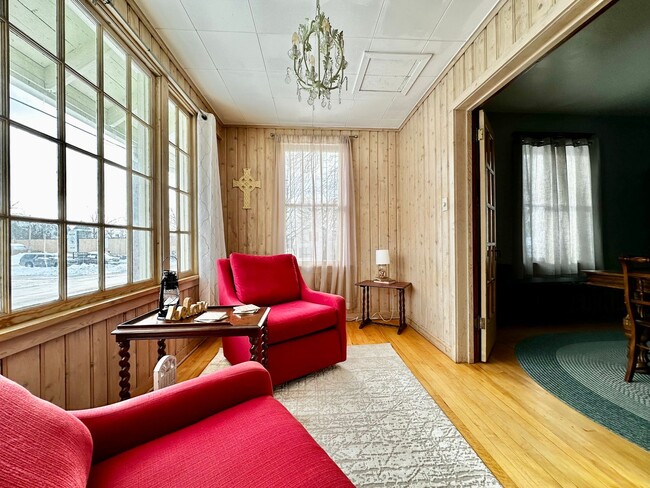 Building Photo - FURNISHED RENTAL: Vintage Chic Haven in St...