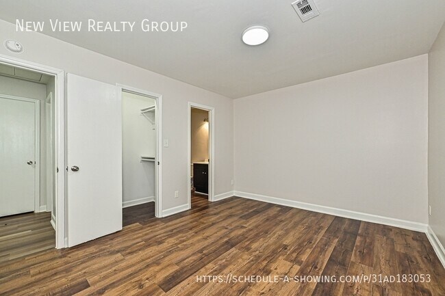 Building Photo - 8439 Country Oaks Rd
