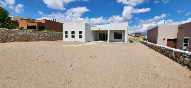 Building Photo - 3049 Chippewa Summit