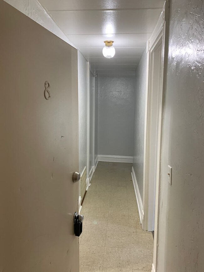 Building Photo - Large 1 br small living room and a very sm...