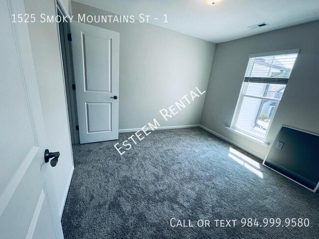Building Photo - 1525 Smoky Mountains St