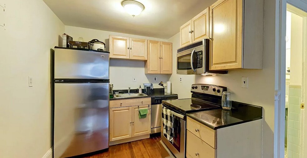 Building Photo - 1073 Beacon St