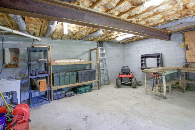 Building Photo - 806 Sumac Ln