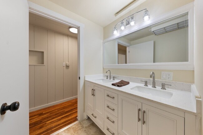 Building Photo - Updated 3 bedroom duplex