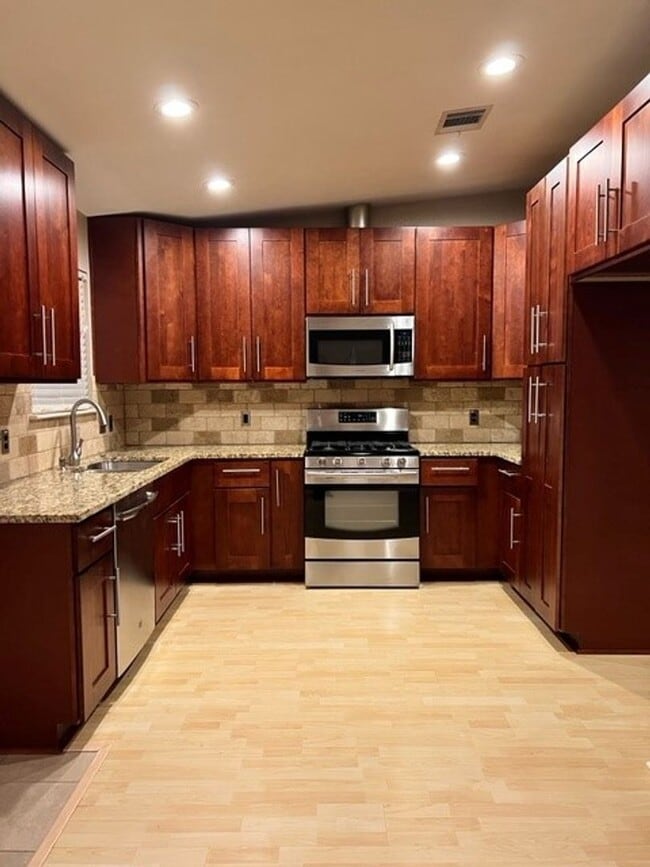 Building Photo - Beautiful home for lease in desirable Milw...