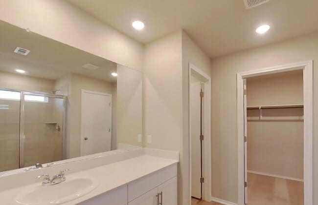 Building Photo - Saddle Creek