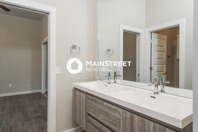 Building Photo - 3 Bedroom Pet-Friendly Home in Oklahoma City, OK with Main Street Renewal