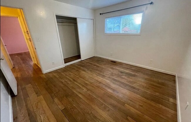 Building Photo - Charming 2 bedroom/1 bath Walking distance...