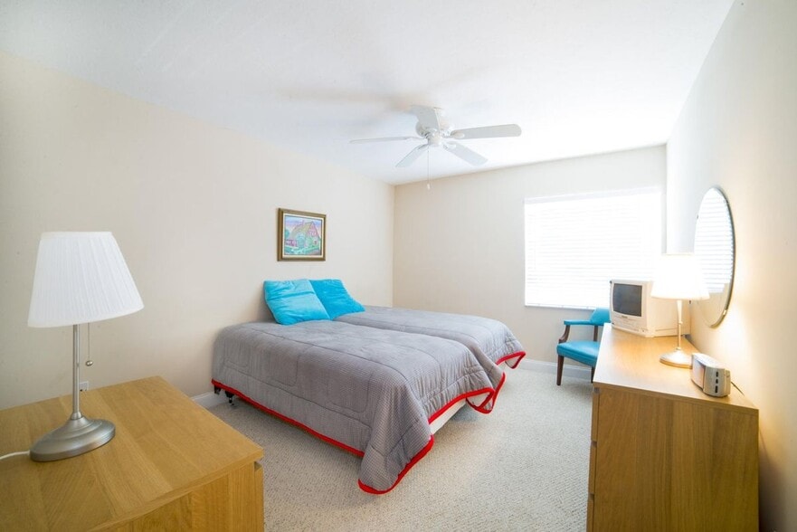 Building Photo - 715 Normandy O