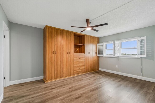 Building Photo - 7050 Sunset Dr S